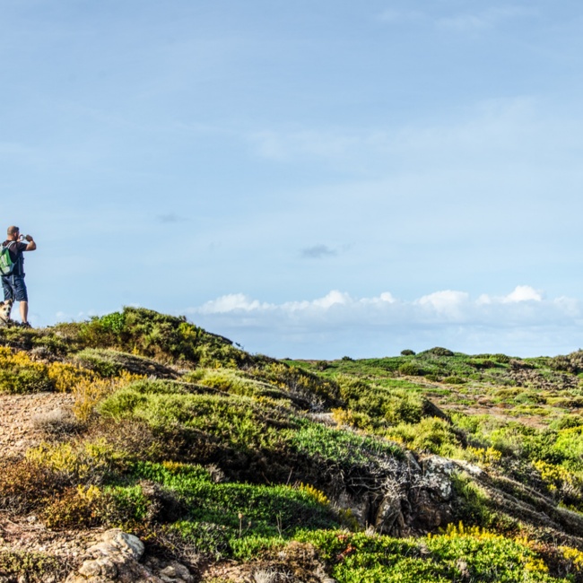 Escursionista lungo in percorso